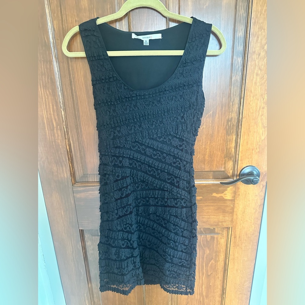 Studio M Black Sleeveless Lace Shift Dress